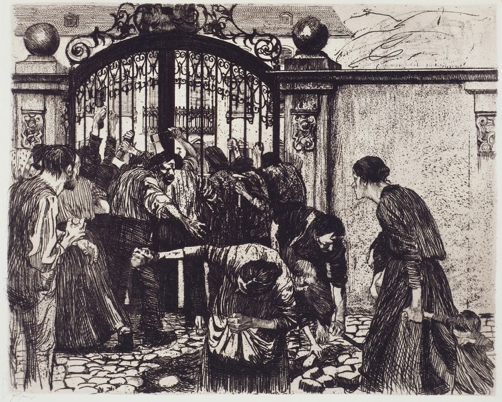 Sturm. Blatt 5 aus dem Zyklus "Ein Weberaufstand. Zwischen 1893 und 1897. Eine Gruppe von Menschen möchte in den Innenhof eines Hauses. Das eiserne Tor ist geschlossen. Zwei Hände halten Äxte nach oben. Im Vordergrund sammeln Menschen Pflastersteine auf. Rechts im Bild beobachtet eine Mutter mit zwei Kindern, eines auf dem Arm, das andere an der Hand, das Geschehen.