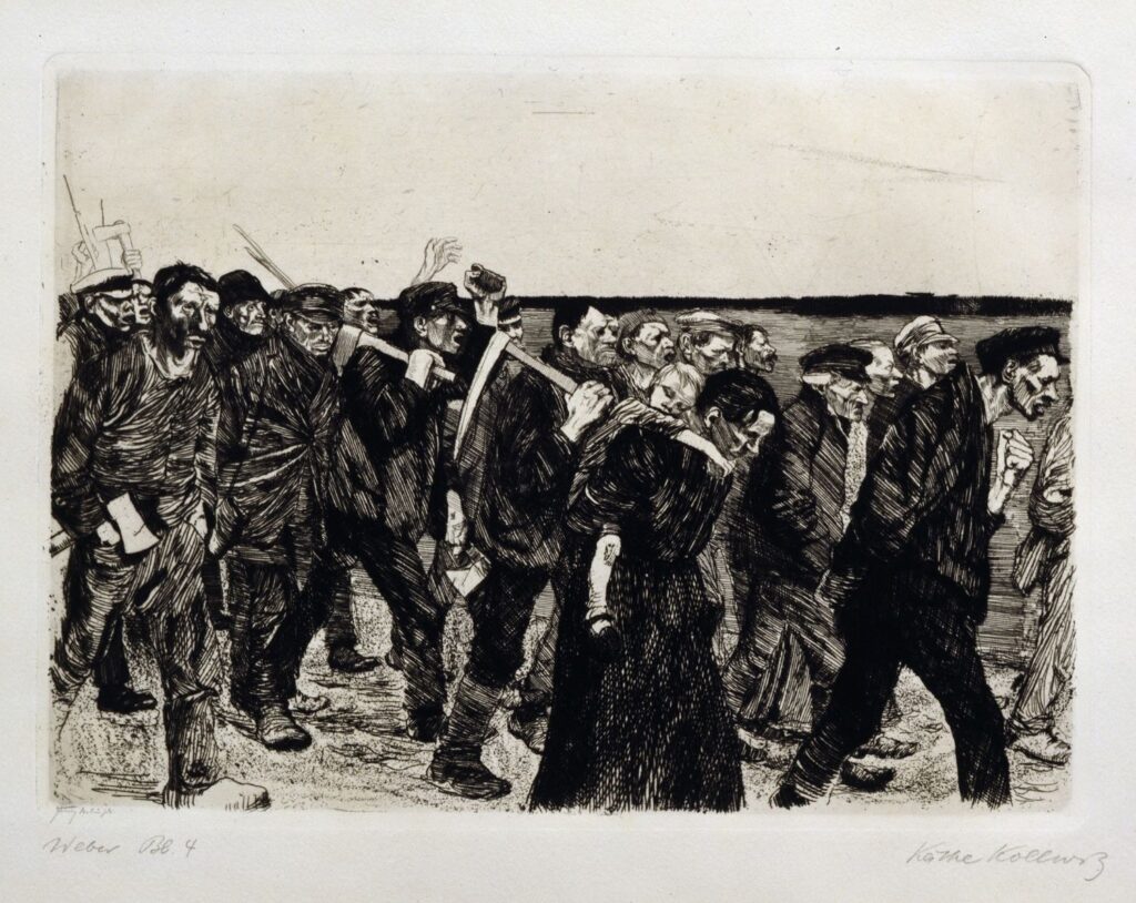 Weberzug. Blatt 4 aus dem Zyklus "Ein Weberaufstand". Zwischen1893 und 1897. Männer laufen mit Äxten und einer Sense in der Hand gemeinsam von links nach rechts im Bild. Manche haben die Fäuste geballt. Ihre Gesichter sehen gezeichnet aus. Mitten in der Gruppe eine Frau mit schlafendem Kind auf dem Rücken.