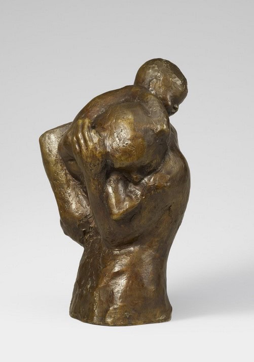 Der Oberkörper einer Mutter mit gesenktem Kopf zur linken Schulter hin. Sie trägt mit beiden Händen ein kleines Kind auf der rechten Schulter. Das Kind hat den Kopf nicht gesenkt.