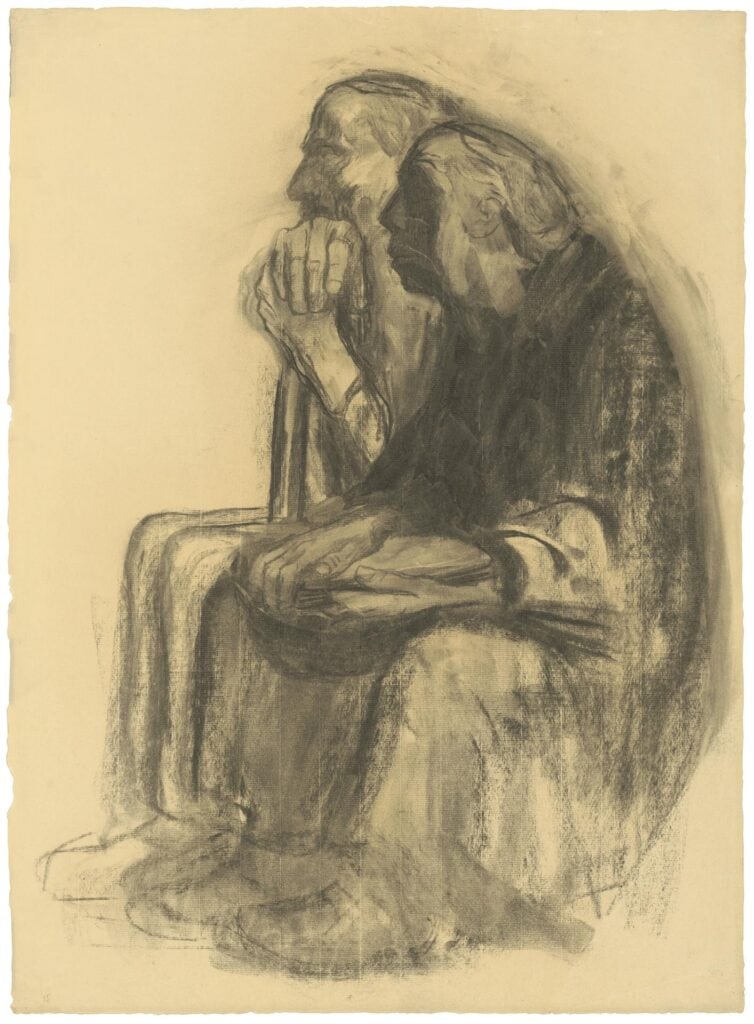 Selbstbildnis mit Karl Kollwitz, 1938-1940 Kreide, gewischt, auf gelblichem Ingres-Bütten, NT 1276 Ihren Mann Karl zeichnet die Künstlerin zeitlebens nur wenige Male. Eine Ausnahme stellt ihr »Selbstbildnis mit Karl Kollwitz« dar. Es ist unbekannt, wann genau diese Arbeit zu datieren ist. Denkbar wäre, dass sie sogar erst nach seinem Tod am 19. Juli 1940 entstanden ist. Auf dem aus dem Hellen ins Dunkle gearbeiteten Doppelporträt sieht sich der Betrachter einem typisierten Altersbild gegenüber: Die Jahre haben beider Rücken gekrümmt, in einmütigem Nebeneinander richtet sich ihr Blick in unbestimmte Ferne – er sich auf den Gehstock stützend, während ihre Hände, auf dem Schoß ruhend, ein Buch umschließen. In sich gekehrt scheinen Käthe und Karl Kollwitz ihre intensive, fast 50-jährige Gemeinschaft zu überblicken. Licht und Schatten lassen trotz individueller Profilkonturen ihre Silhouetten zu einer Form verschmelzen. Die Einheit der beiden Figuren mag so als ein liebevolles Bekenntnis der Künstlerin zu ihrem Mann gelesen werden – nun, im Alter, jenseits aller Erschütterungen und Schicksalsschläge: das Buch des Lebens ist zugeschlagen. In dieser Kohlezeichnung kulminiert die Grundtendenz der künstlerischen Geste, von der das Spätwerk der Kollwitz bestimmt ist. Sie entwirft ein Denkmal nicht allein für ihre Partnerschaft – neben Individualität kommt hier Allgemeingültigkeit zum Ausdruck. Nur zu deutlich wird, dass diese beiden Menschen keine Kraft mehr haben, sich gegen das Schreckensregime der Nationalsozialisten zu erheben.