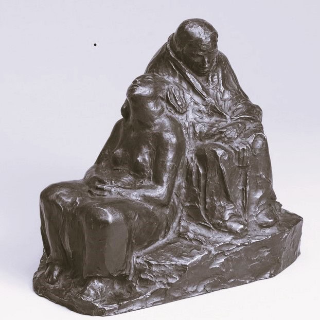 Käthe Kollwitz, zwei wartende Soldatenfrauen, 1941-1943, Bronze, eine Frau sitzt erhöht mit gesenktem Blick, sie hat die Hände aufeinander gelegt, am Boden sitzt an ihrer Seite eine zweite Frau, auch ihre Hände liegen auf dem Schoss ineinander, ihr Kopf lehnt nach hinten gelegt an der Schulter der anderen Frau