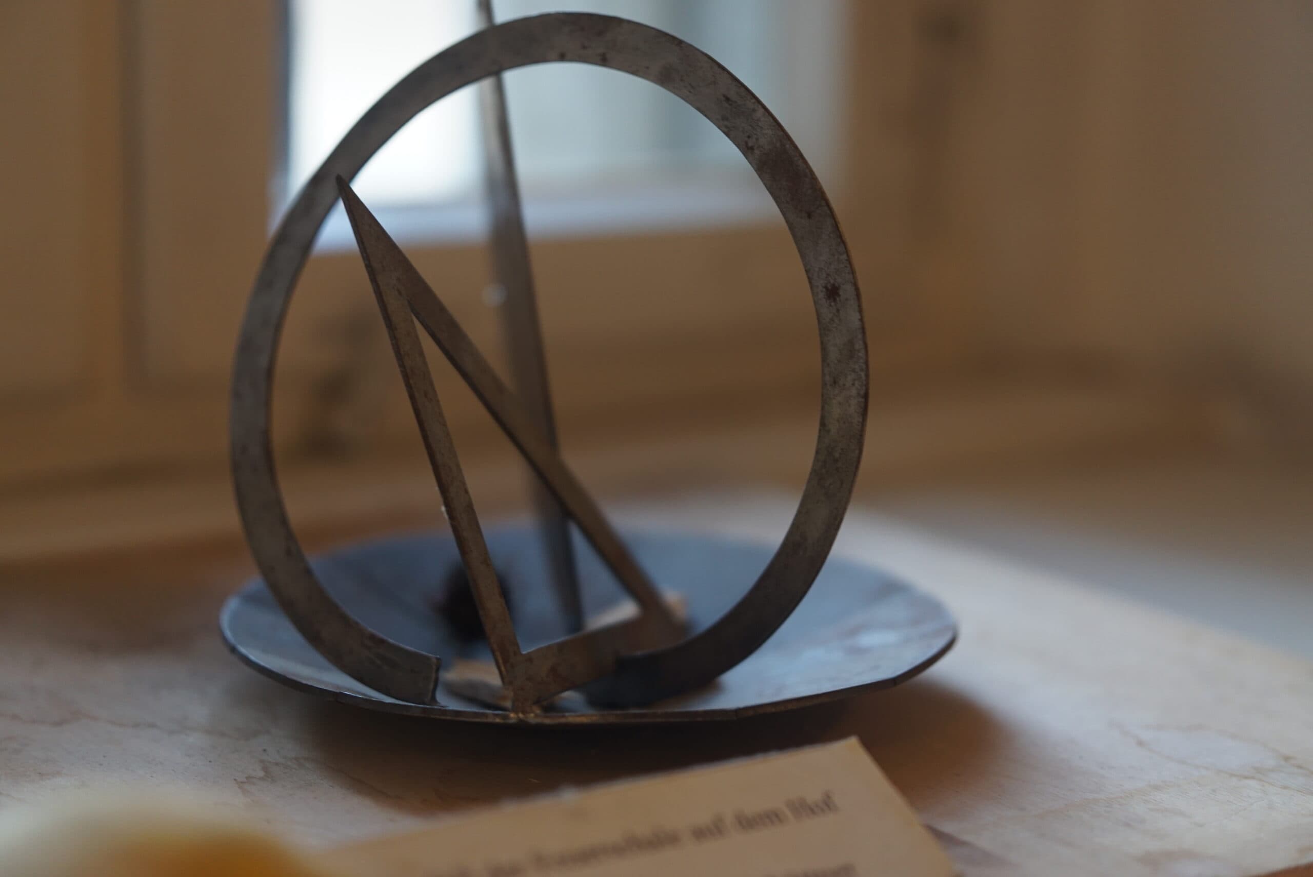 Das Bild zeigt ein Modell aus Metall welches die große Feuerschale im Innenhof des Hauses darstellt.