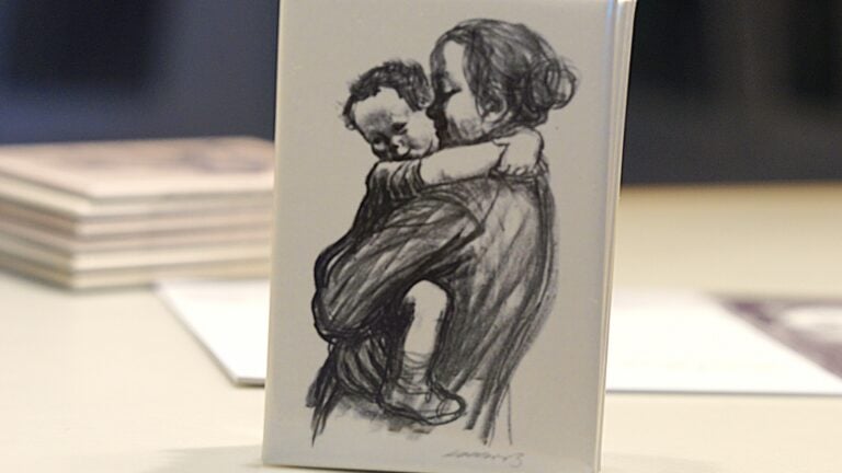 Das Bild zeigt einen Magnet. Eine Mutter hält ihr Kind im Arm, das Kind hält die Arme um den Hals der Mutter. Innig und liebevoll.