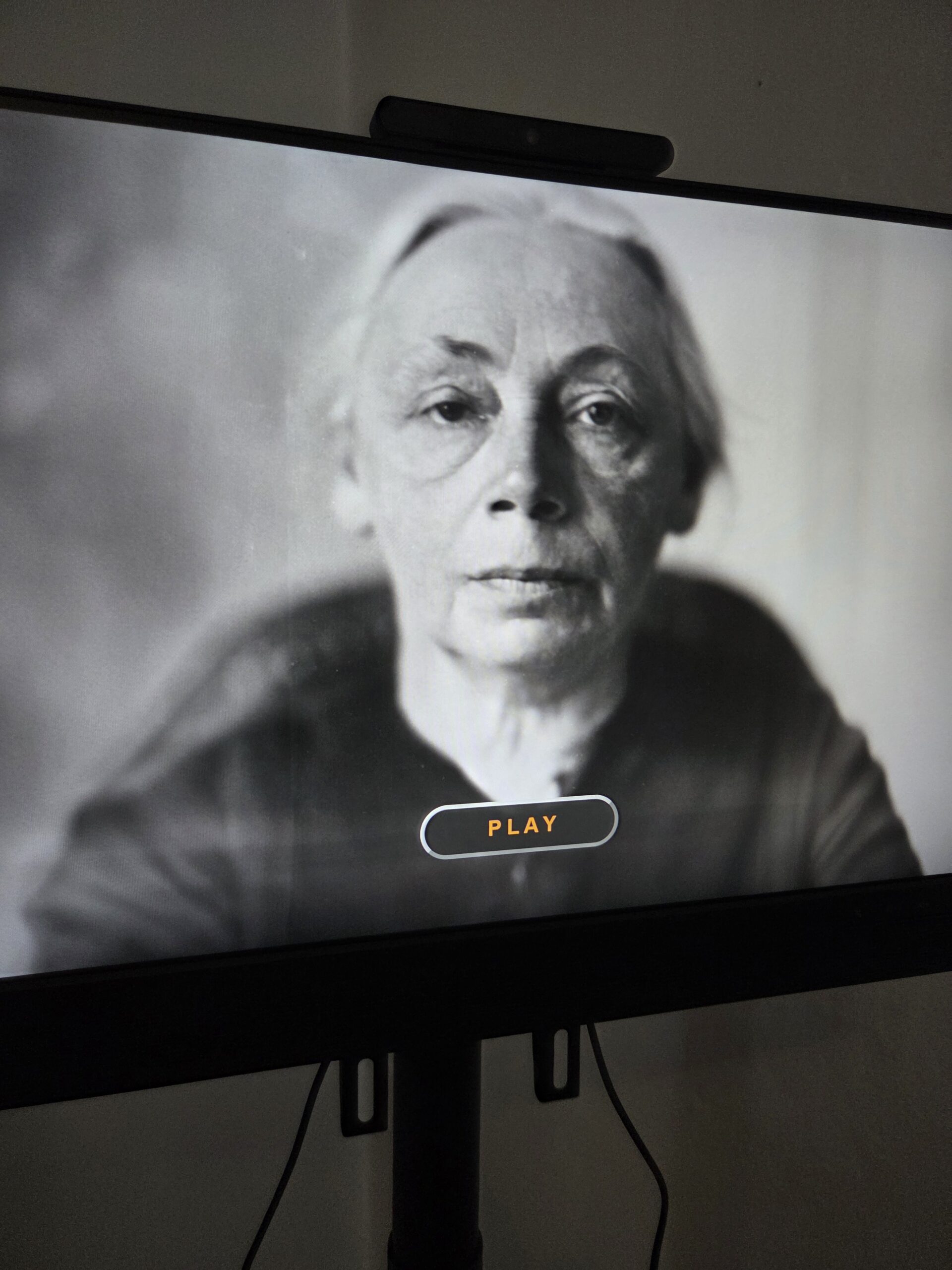Bildschirmdisplay Film Käthe Kollwitz in schwarz weiß. Porträt in einem Fernsehen