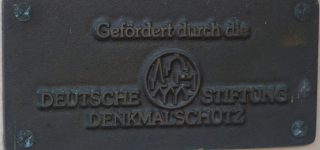 Ein Schild mit der Aufschrift Deutsche Stiftung Denkmalschutz